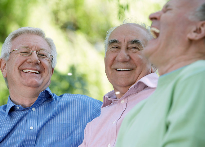 Três amigos que riem